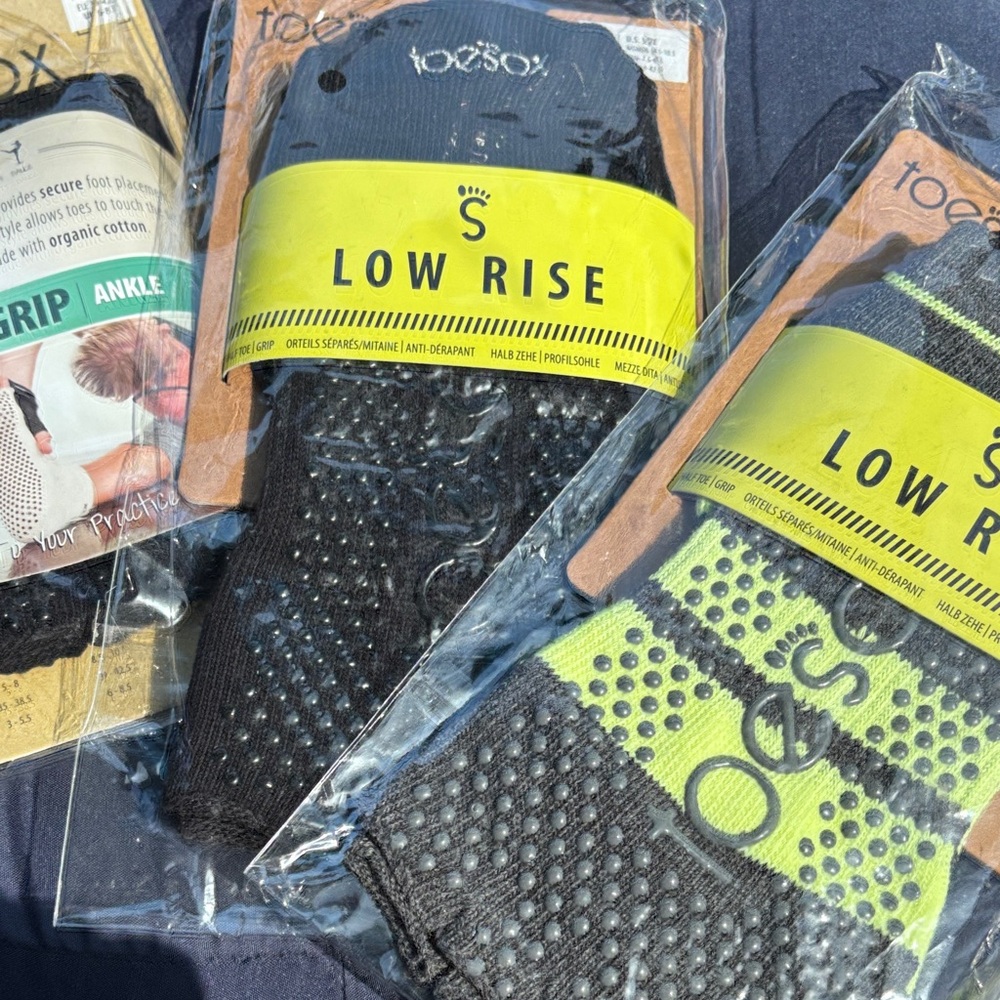 toesox Low Rise & Ankle Grippy Socks in Black and Neon Yellow M 3 Pairs